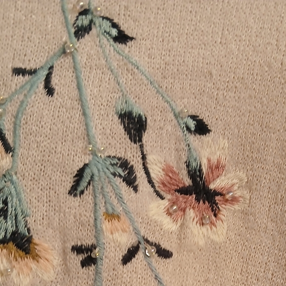 LC Embroidered Quarter Sleeve Sweater - Picture 7 of 12